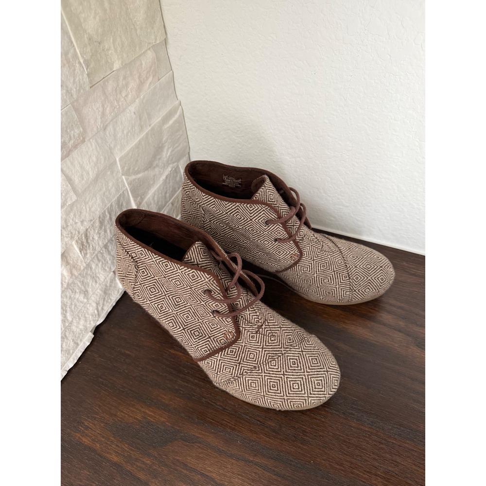 TOMS Desert Wedge Booties Brown Tan Geometric Diamond Lace Up Ankle Boots Size 9